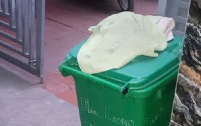 Ph&aacute;t hiện trẻ sơ sinh tử vong trong th&ugrave;ng r&aacute;c trước cổng nh&agrave;