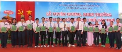 Tuyên dương, khen thưởng học sinh giỏi năm học 2018-2019