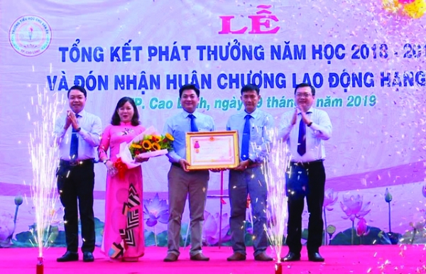 Trường Tiểu học Chu Văn An đón nhận Huân chương Lao động hạng Ba