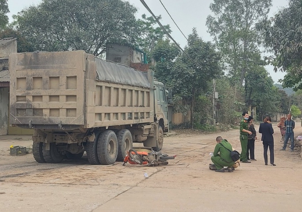 Va chạm xe “hổ vồ”, 3 nam sinh đi xe máy thương vong