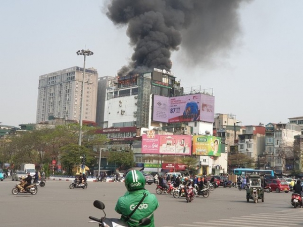 VIDEO: Cháy lớn tầng thượng quán kinh doanh cà phê, giải khát