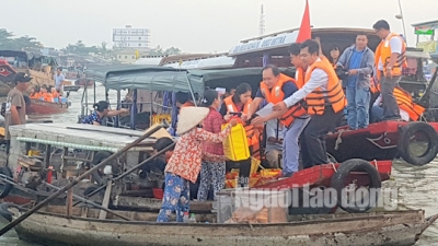 Tiểu thương chợ nổi Cái Răng phấn khởi khi được phó chủ tịch tặng quà Tết