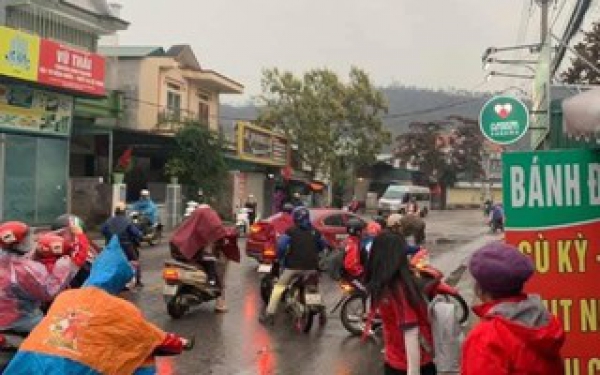 Trâu “điên” gây náo loạn đường phố, húc nhiều người