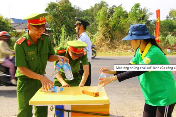 Mát lòng những chai suối lạnh của công an tặng người dân về quê ăn Tết