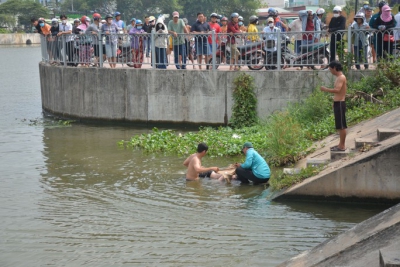 Thách nhau bơi qua sông khi nhậu, 1 người chết