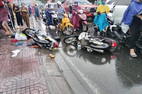 Kinh hoàng clip ghi lại khoảnh khắc tai nạn liên hoàn nghiêm trọng ở Thủ Đức, xe nằm la liệt