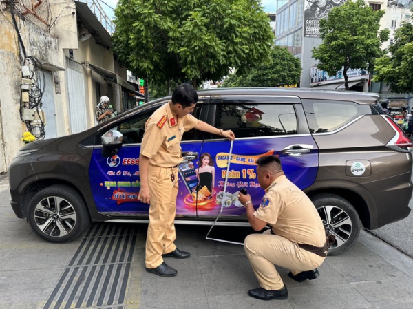 TP HCM: Nhiều taxi “mang trên thân” hình ảnh sai, trái thuần phong mỹ tục