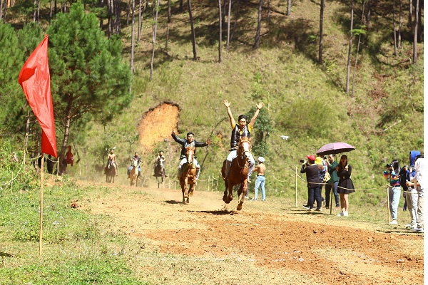 Du khách phấn khích với giải đua ngựa không yên trên cao nguyên đất đỏ