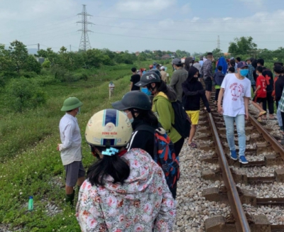 Vụ ôm thi thể con nằm trên đường tàu: Người mẹ bị điều tra về tội “Giết người”