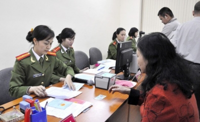 Cấm công an đút tay túi quần, đeo kính đen khi làm nhiệm vụ