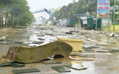 Cận cảnh bãi biển nổi tiếng ở Thanh Hóa tơi tả sau bão số 10 Bualoi