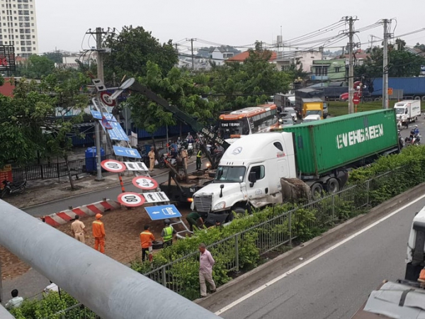 &quot;Hung thần&quot;container lại gây họa khiến giao thông kẹt cứng