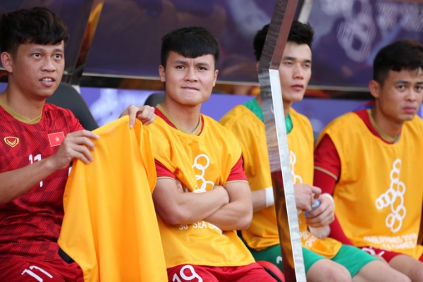 Quang Hải vẫn ra sân tập, bác sĩ nói về khả năng đá trận chung kết SEA Games của đội trưởng U22