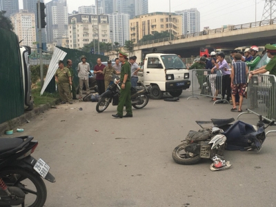 Ôtô tông hàng loạt xe máy dừng đèn đỏ do nữ tài xế đạp nhầm chân ga?