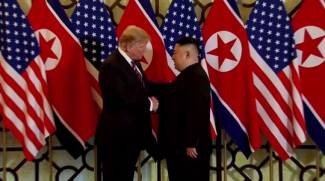 Hội ngộ tại Hà Nội: Hai ông Trump và Kim bắt tay thân tình, trò chuyện cởi mở