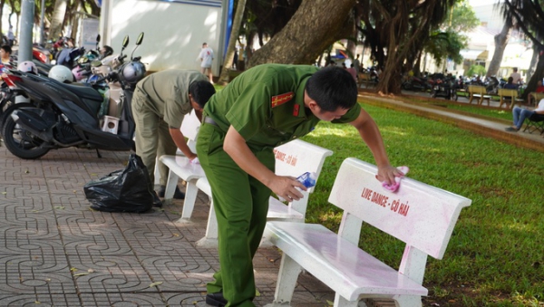 Chỉ sau 1 đêm, hàng trăm ghế đá ở Vũng Tàu “biến hình” trong ngỡ ngàng