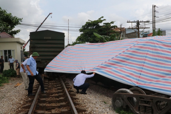 Tàu trật bánh khỏi đường ray, đường sắt Bắc-Nam tê liệt