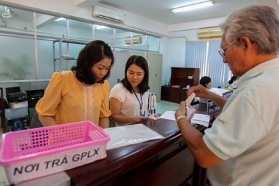 &quot;Mất bằng lái phải thi lại&quot;: Đẩy khó cho dân