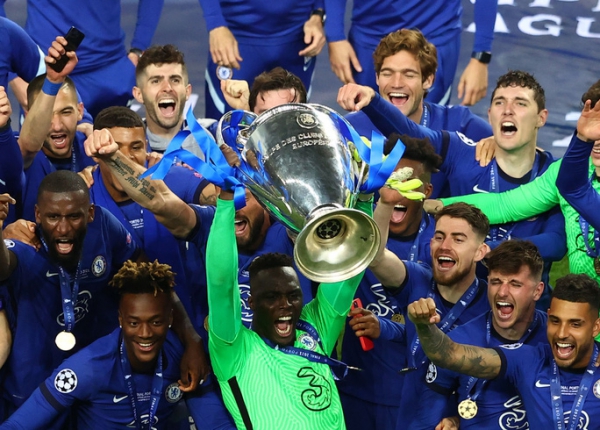 Chelsea vô địch Champions League từ đống đổ nát