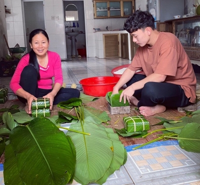 Trần Minh Vương kể chuyện đưa Việt kiều Mỹ về Thái Bình đón Tết, khoe cùng mẹ gói bánh chưng