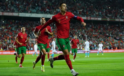 Ronaldo lập kỷ lục hat-trick, Bồ Đào Nha vẫn... chưa có vé dự World Cup