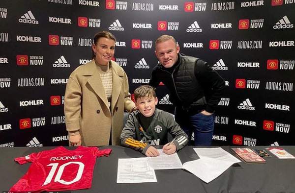 &quot;Quý tử&quot; nhà Rooney ký hợp đồng với Man United ở tuổi 11