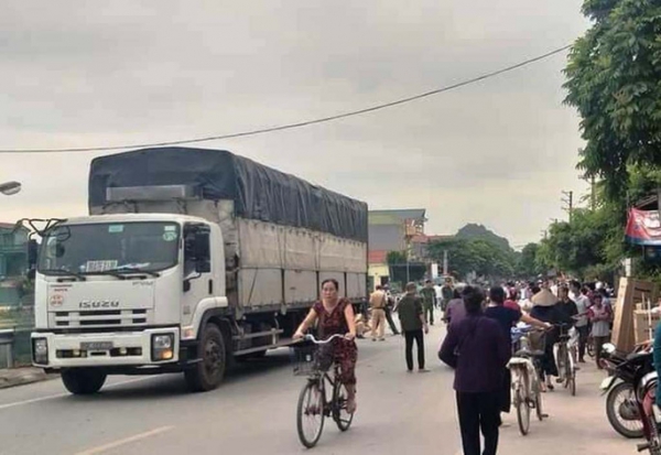 Va chạm xe tải, học sinh lớp 3 tử vong trên đường tới trường