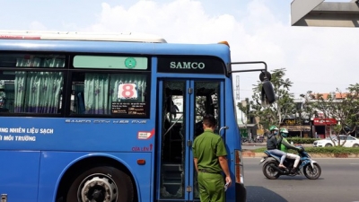 Nhóm thanh niên chặn xe buýt, đập phá khiến nhiều người hoảng sợ