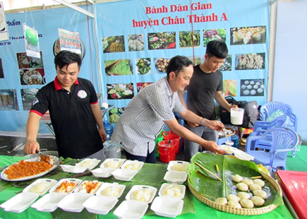 Giữ hồn quê qua từng chiếc bánh