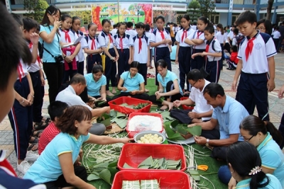 Gói bánh chưng tặng học sinh nghèo